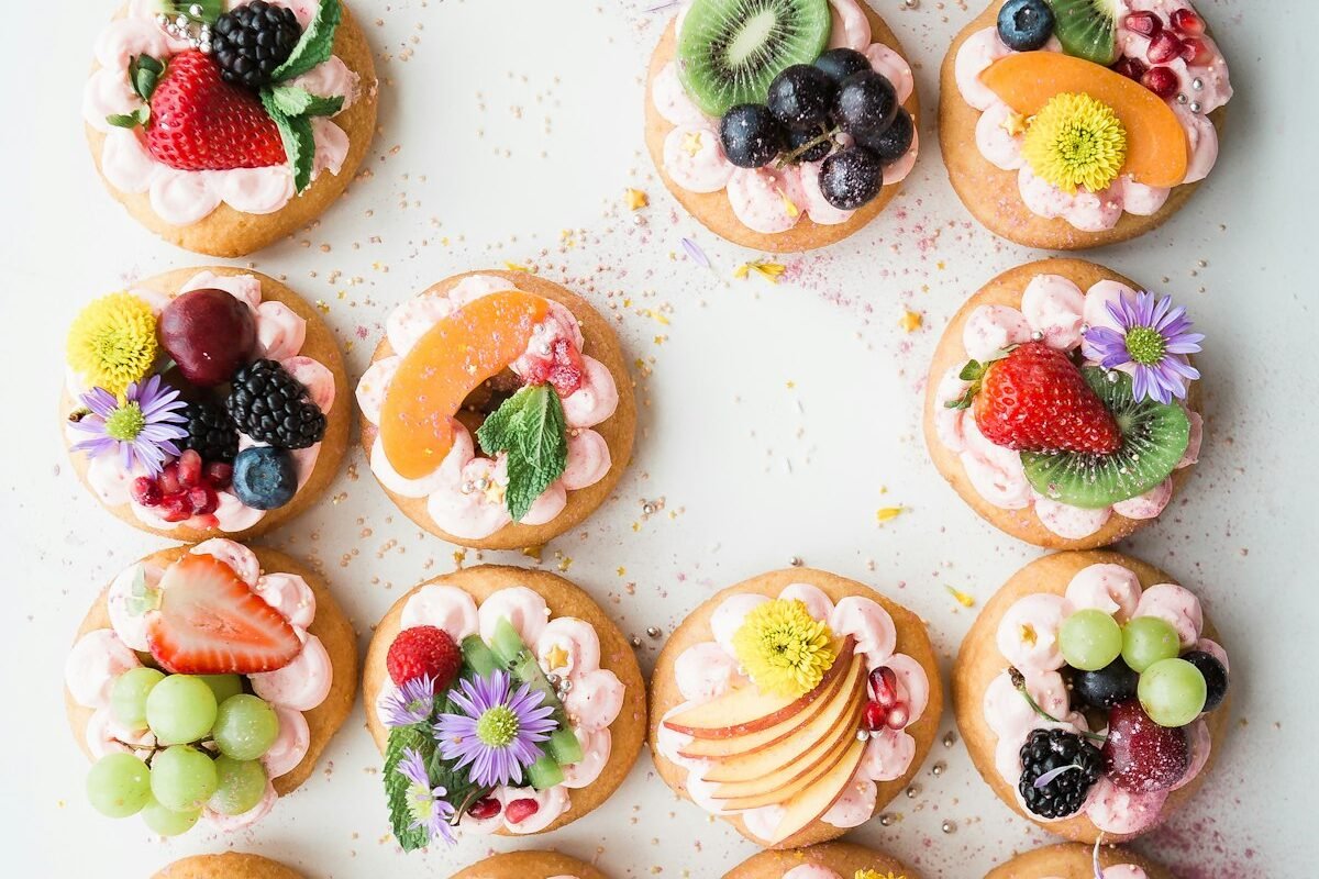 Assiette saine et équilibrée sur table en bois