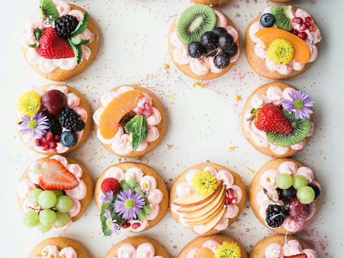 Assiette saine et équilibrée sur table en bois