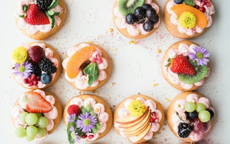 Assiette saine et équilibrée sur table en bois