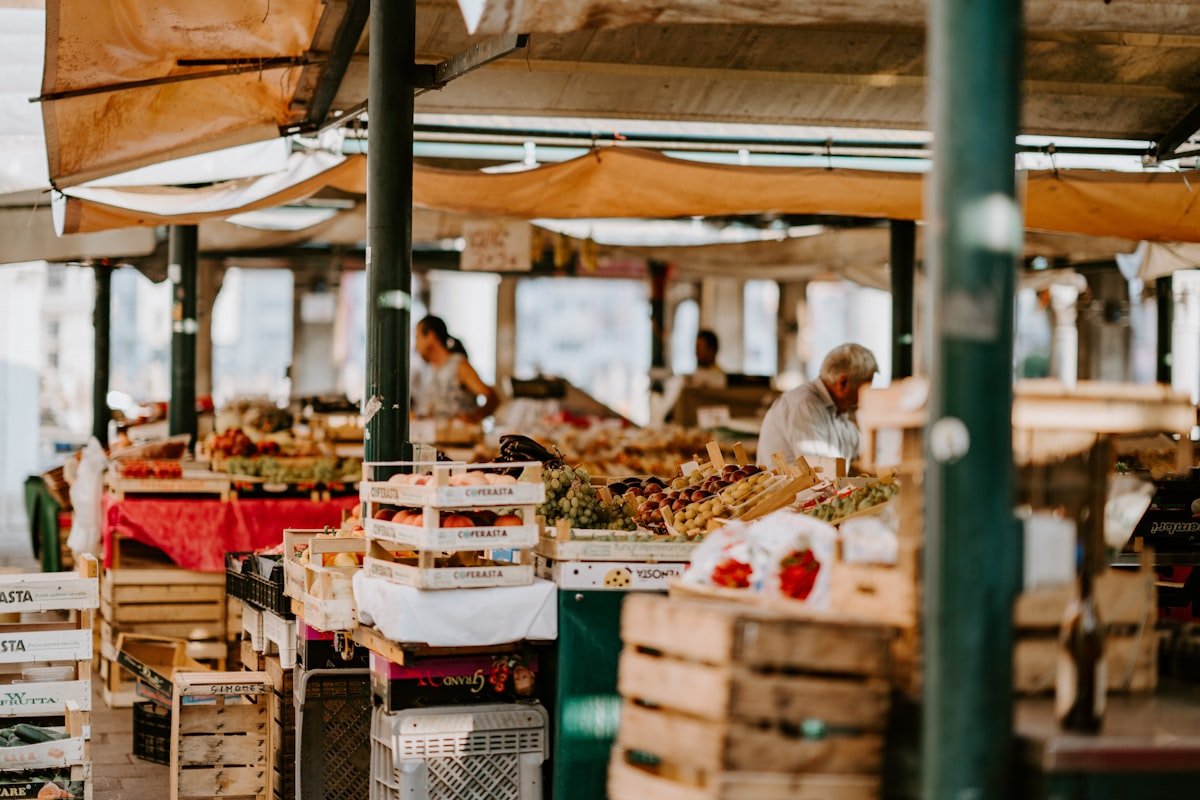 Étalage de fruits frais colorés au marché