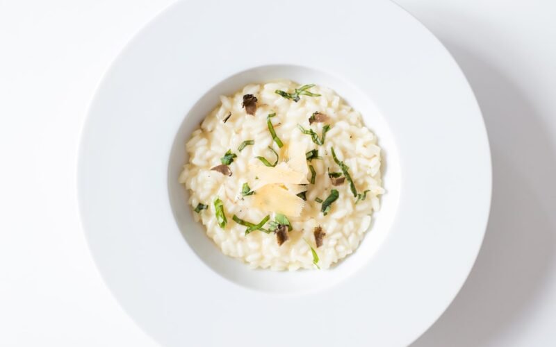 Risotto crémeux aux champignons servi dans une assiette